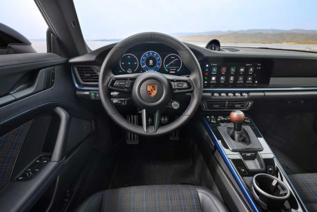 Interieur_porsche-911-carrera-t-un-clin-d-oeil-a-la-conduite-pure_0