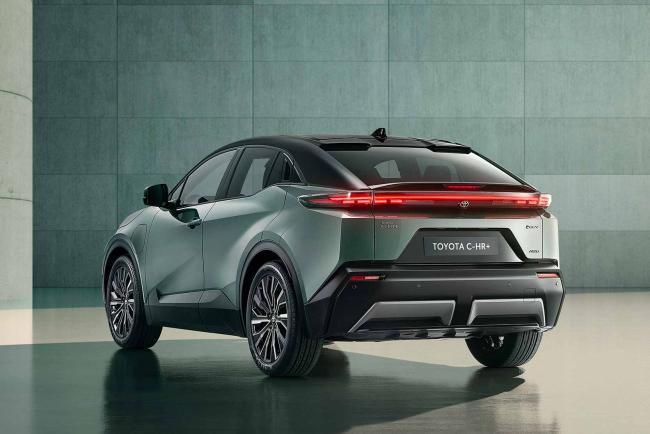 Exterieur_toyota-c-hr-le-suv-passe-a-la-charge-100-electrique_1