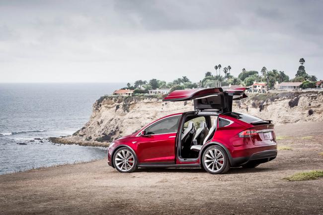 Le Tesla Model X affronte l'Alfa Romeo 4C