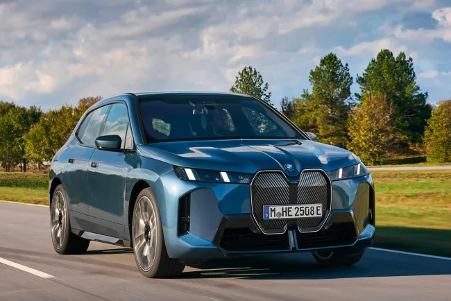 BMW iX millésime 2025 : Quand l’électrique muscle son jeu