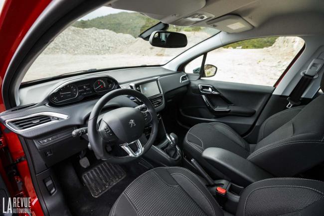 Interieur_Comparatif-Peugeot-208-VS-Seat-Ibiza_34