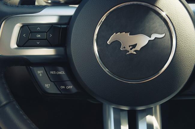 Interieur_Ford-Mustang-2015_14