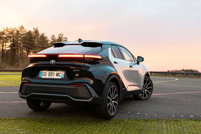 Essai Toyota C-HR GR SPORT : Une HYBRIDE au style déjà emblématique ?