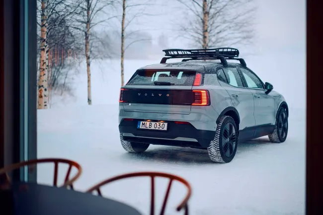 Volvo EX30 Cross Country : un petit SUV électrique qui n’a pas peur de la grimpette .. ?