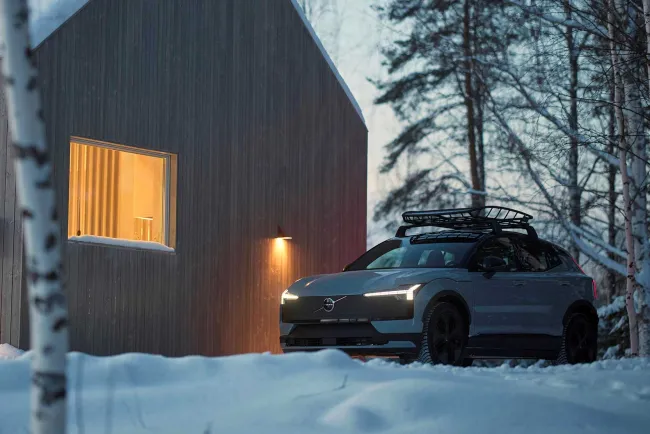 Volvo EX30 Cross Country : un petit SUV électrique qui n’a pas peur de la grimpette .. ?