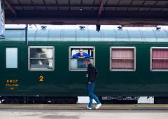 Exterieur_sur-les-rails-du-temps-voyage-retro-a-bord-du-train-de-noel_10