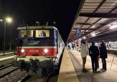 Exterieur_sur-les-rails-du-temps-voyage-retro-a-bord-du-train-de-noel_3