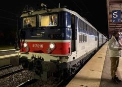 Exterieur_sur-les-rails-du-temps-voyage-retro-a-bord-du-train-de-noel_4