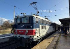 Exterieur_sur-les-rails-du-temps-voyage-retro-a-bord-du-train-de-noel_6