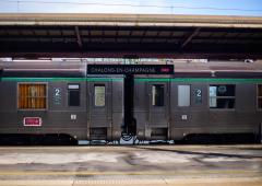 Exterieur_sur-les-rails-du-temps-voyage-retro-a-bord-du-train-de-noel_9