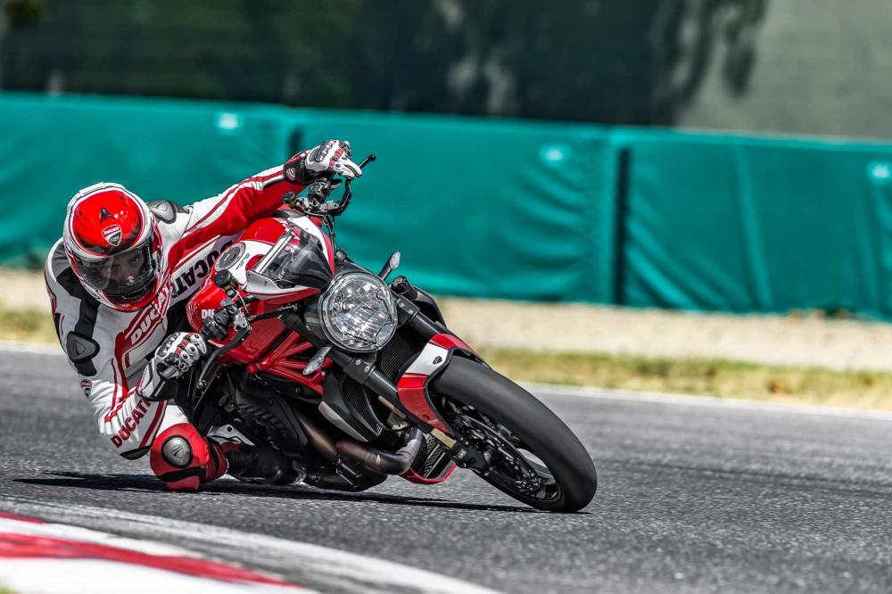 Image principale de l'actu: Ducati monster 1200 r roadster ou superbikenbsp 