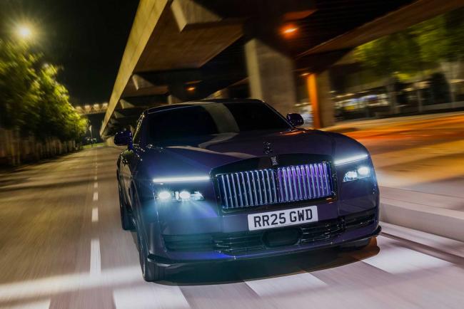 Exterieur_rolls-royce-spectre-black-badge-le-courant-passe-et-pas-qu-un-peu_1