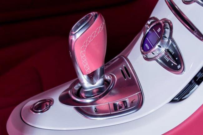 Une bugatti veyron rose en guise de cadeau d amour 