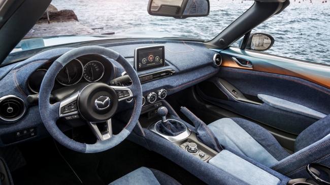 Mazda mx 5 levanto en habits d ete et interieur en jean 