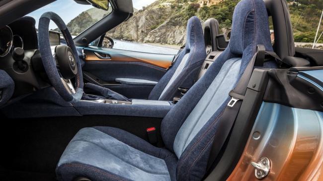 Mazda mx 5 levanto en habits d ete et interieur en jean 