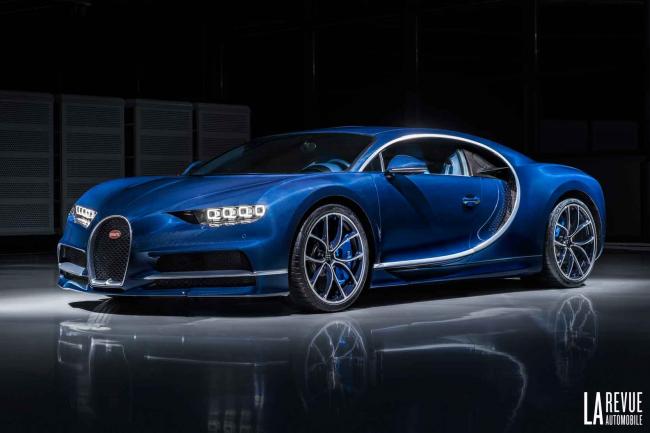 Bugatti chiron en carbone apparent bleu royal 
