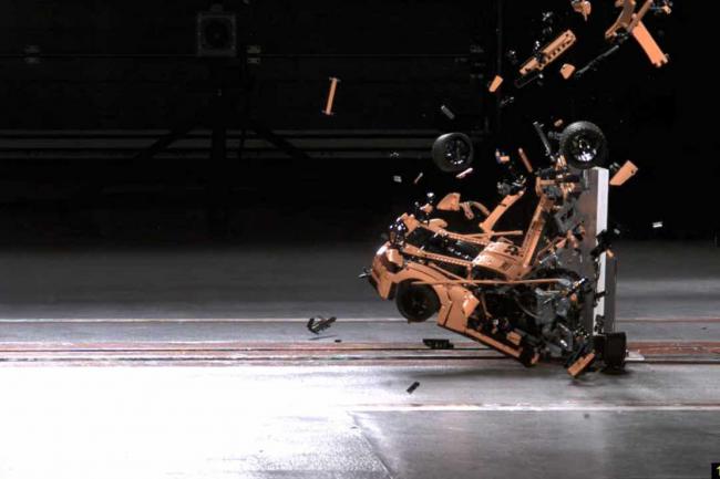 Le crash test de la porsche 911 gt3 rs de lego un feu d artifice de briques 