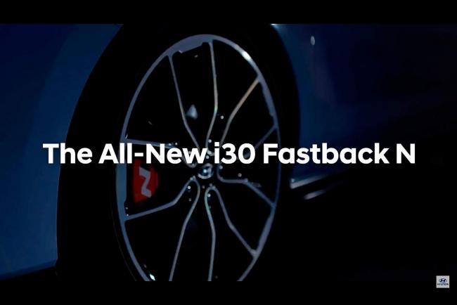 Hyundai i30 fastback n une course entre rome et paris 