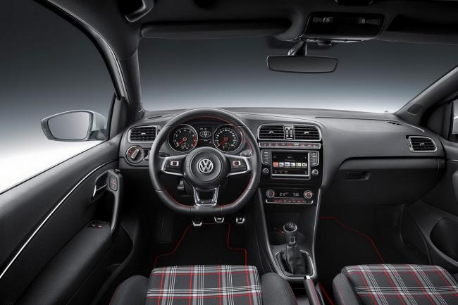 Interieur_Volkswagen-Polo-GTI-2014_8