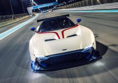 L aston martin vulcan s exprime sur la piste de yas marina 