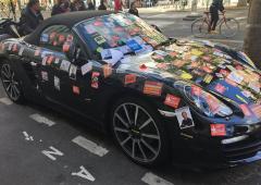 Une porsche boxster se retrouve saccagee par des manifestants a paris 