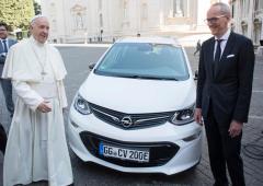 Opel ampera e une nouvelle venue dans l histoire de la papamobile 