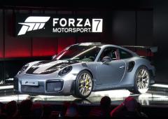 Porsche 911 gt2 rs la cour est vide 