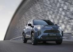 Exterieur_toyota-yaris-cross-2025-un-suv-compact-qui-peaufine-son-style_4