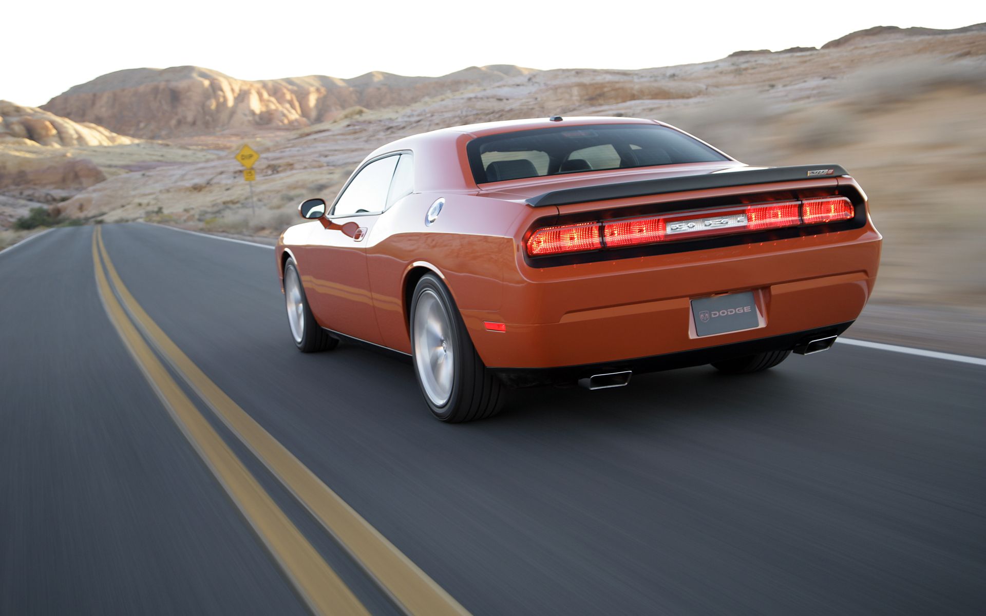 Додж челленджер 2. Додж Челленджер 2008. Dodge Challenger srt 2008. Dodge Challenger srt8 2008. Додж Челленджер СРТ 2008.