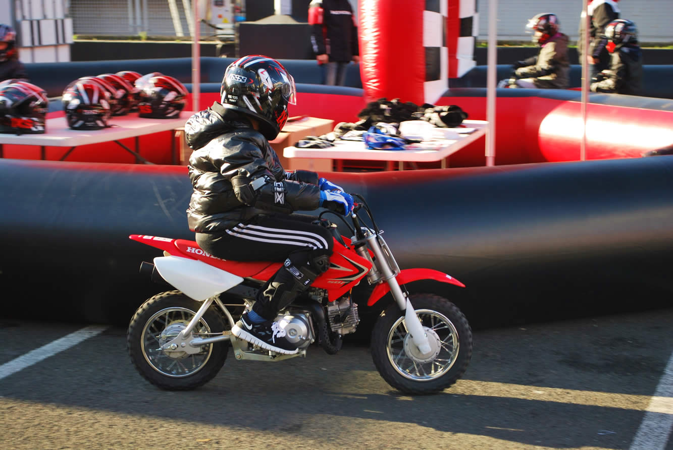 Salon de la moto  les enfants  sur le circuit  honda